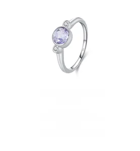 Gros plan détaillé de la bague en argent S925 avec pierre précieuse violet clair