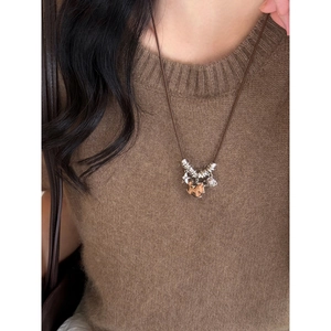 Collier avec pendentif poney en bois de style chinois sur une corde marron porté