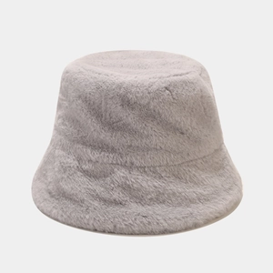 Détail montrant la texture douce en fausse fourrure du chapeau bob gris clair