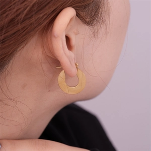 Flat golden hoop earrings in brushed stainless steel with minimalist geometry design