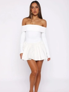 Détail d'une robe courte blanche à épaules dénudées et manches longues avec ourlet plissé