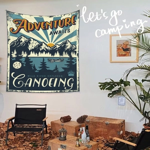 Détail de la tapisserie de camping rétro avec canoë et texte Adventure Awaits décoratif