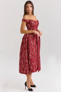 Détail du motif en dentelle rouge et or sur la robe midi élégante à fleurs