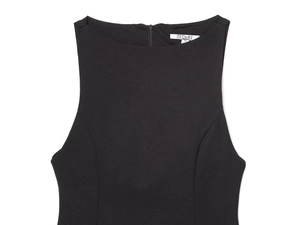 Detalle del escote del mini vestido negro con cremallera trasera y textura tejida