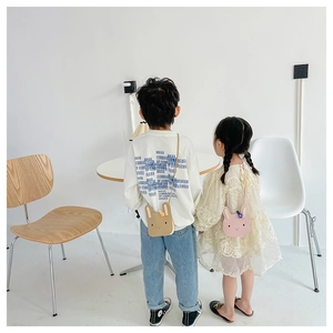 Rückansicht von Kindern mit niedlichen Hasen-Umhängetaschen in Beige und Rosa Leder