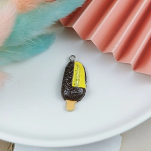 Makro-Detail des braunen Schokoladen-Eis-Anhängers mit Metallring für DIY-Schmuckherstellung