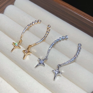 Nahaufnahme eleganter Stern-Ohrhänger mit Zirkonia in Gold- und Silbausführung
