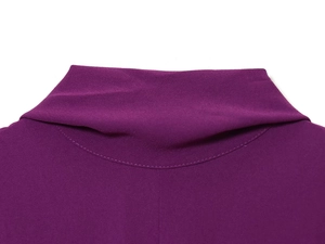 Gros plan détaillé sur la texture du tissu crêpe violet et le col d'une mini robe