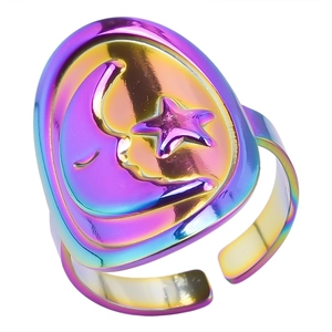 Gros plan d'une bague en acier inoxydable arc-en-ciel avec motifs célestes de lune et d'étoiles