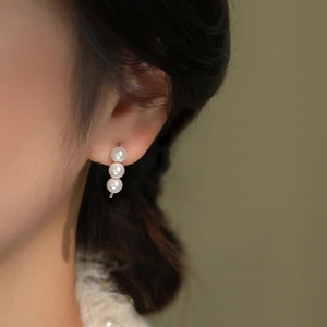 French vintage S925 silver hook earrings with three vertical white pearls on model