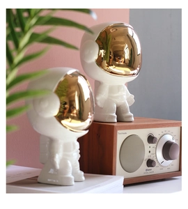 Makro-Detail von weißen Keramik Astronauten Figuren mit reflektierendem Gold-Visier