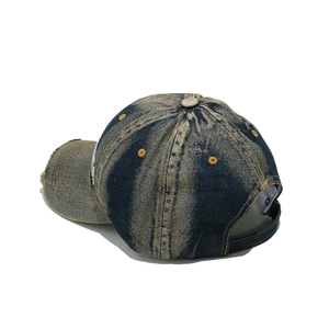 Dettaglio della fibbia in metallo regolabile e trama denim lavato del cappello vintage
