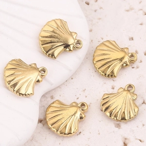 Cinq pendentifs coquillages dorés en acier inoxydable pour création de bijoux DIY