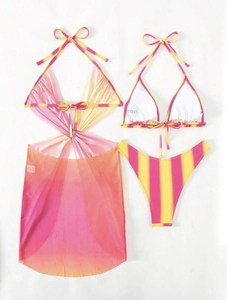 Flachbild von pink-orange gestreiftem 3-Teil-Bikini-Set mit passendem Mesh-Strandrock