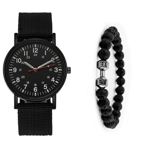 Détail d'une montre militaire en nylon noir et bracelet en pierre de lave avec haltère