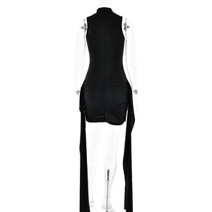 Vue arrière d'une robe moulante noire sans manches avec fronces latérales et longs rubans