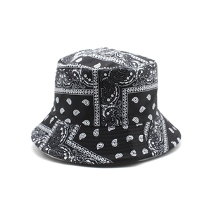 Bob rétro à imprimé paisley noir et blanc, style streetwear avec bord renforcé et piqûres