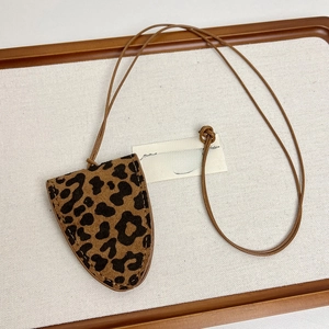 Vue détaillée du porte-lunettes magnétique en cuir léopard avec coutures de précision