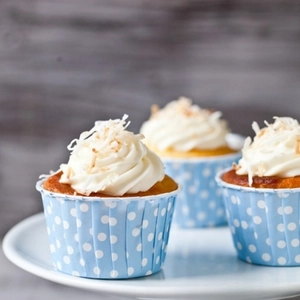 Primo piano di pirottini in carta azzurra a pois per decorare muffin appena sfornati