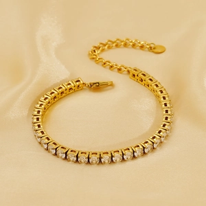Bracelet de tennis doré élégant avec pierres en zircone blanc sur fond en soie