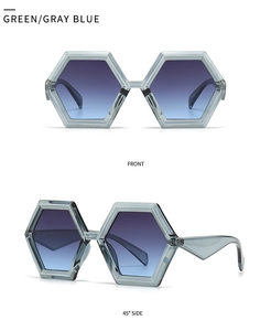 Dettaglio degli occhiali da sole quadrati con lenti sfumate blu e montatura blu grigio