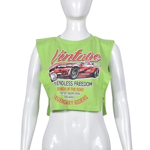 Dettaglio della stampa grafica racing vintage su un crop top verde brillante da donna