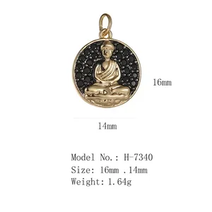 Dettaglio del ciondolo Buddha in oro 14k con pavé di cristalli neri e dimensioni 16x14mm