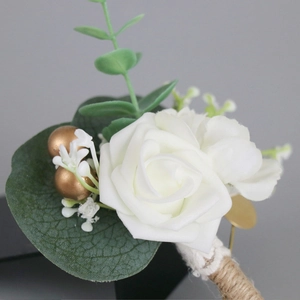Boutonnière de mariage avec rose blanche, verdure et poignée en dentelle