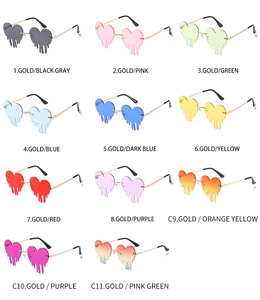 Vista a griglia con undici varianti di colore per occhiali da sole a cuore dorati