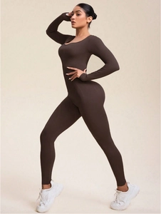 Seitenansicht des dunkelbraunen nahtlosen Langarm-Yoga-Bodys mit schmaler Passform