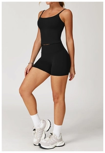 Vue latérale de l'ensemble de yoga noir taille haute avec caraco et short de sport