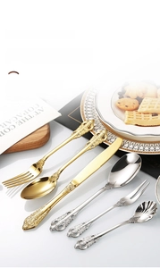 Detail van vintage reliëfhandgrepen op premium goud en zilver roestvrijstalen bestek