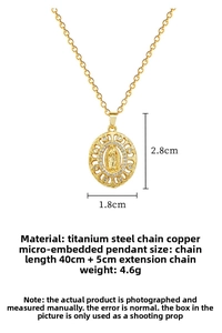 Détail macro du pendentif portrait ovale doré avec strass sertis sur chaîne en acier