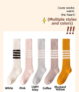 Flache Ansicht von fünf Paar warmen Korallenvlies-Socken mit Streifen in bunten Farben