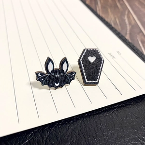 Gothic Halloween Ohrringe aus Holz mit schwarzer Fledermaus und Sarg mit Herzmotiv