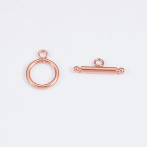 Dettaglio macro della chiusura a ginocchiera in acciaio inossidabile oro rosa per gioielli