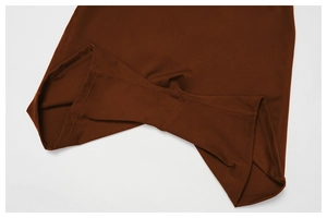 Détail de l'entrejambe et des coutures plates sur le legging de yoga marron
