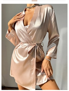 Détail du peignoir en satin de soie champagne avec ceinture et finitions à pompons