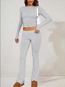 Dettaglio del completo da donna grigio in maglia con maglia a maniche lunghe e pantaloni