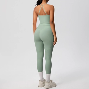 Détail du haut de yoga à dos croisé et leggings taille haute en tissu extensible vert