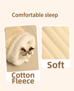 Vista detallada del saco de dormir de felpa para gatos con textura de acolchado vertical