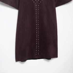 Kleid aus Wildlederimitat in Dunkelviolett mit Metallnieten und elegantem V-Ausschnitt