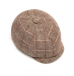 Vue de dessus de la casquette gavroche marron à chevrons avec motif à carreaux rouges