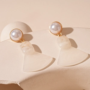 Dettaglio orecchini geometrici vintage a ventaglio con perla sintetica e resina marmorizzata