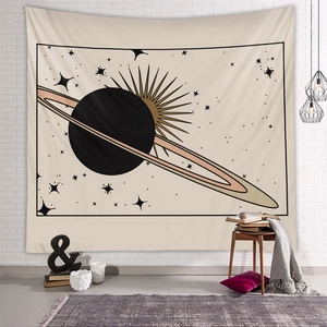 Detailansicht eines modernen Astronomie-Wandteppichs mit Himmelsmotiven an weißer Backsteinwand