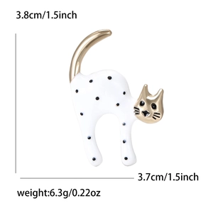 Detail view of white spotted cat brooch with size 3.8cm and weight 6.3g dimensions