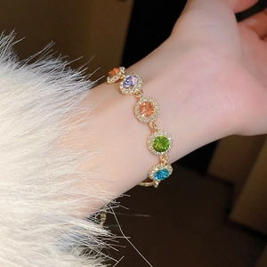 Détail d'un bracelet en pierres colorées avec placage d'or et accents de cristaux brillants