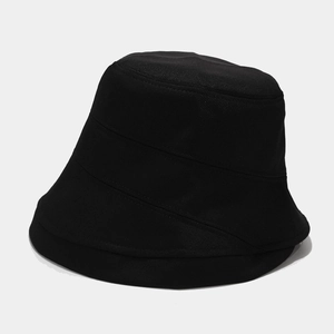Détail de la couture en spirale sur le chapeau bob en coton noir à texture sergée