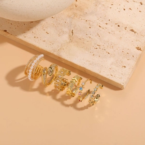 Detailsicht eines 6-teiligen vergoldeten Ring-Sets mit Perlen, Zirkonia und Steinen