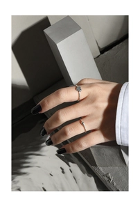 Minimalistisches S925 Sterlingsilber Ring-Set mit Herz- und Tropfenform an der Hand